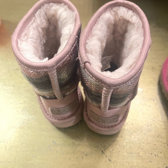 Toddler Uggs size 7 - Picture 6 of 6